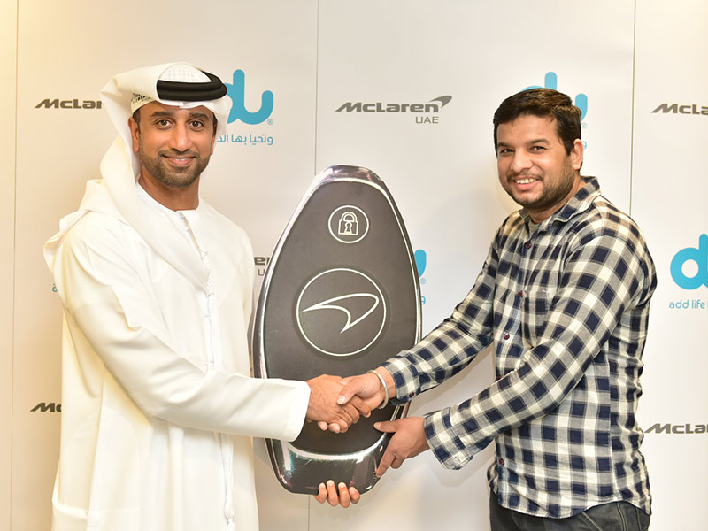 دو تكافئ أحد عملائها بسيارة ماكلارين فاخرة... شاهد الصور